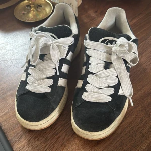 Svarta campus  - Svarta campus i storlek 39 1/3. Inga defekter på dom förutom att dom ser lite använda ut. 