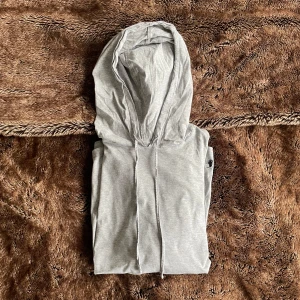 Ralph lauren hoodie - Tja, säljer en riktigt snygg Ralph lauren hoodie i ett superfint skick. Den har inga defekter eller liknande. Det är storlek M men passar S. Det är bara att höra av dig med frågor// Borgströms 
