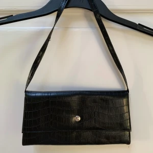 Svart axelväska  - 🖤 Ingår matchande armbandsklocka 🖤 Köpt secondhand