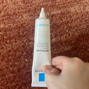  La Roche Posay Effaclar Duo +  - Säljer La Roche Posay Effaclar Duo + eftersom den inte kommer till användning. Första bilden ser ni hur mycket det är kvar.