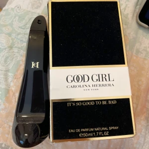 Good Girl Eau de Parfum från Carolina Herrera - Carolina herrena good girl. 50ml nästan helt full. Köpt för 1200 kr