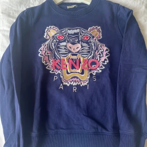Kenzo tröja  - Säljer min jätte fina kenzo tröja i jätte bra skick nästan aldrig andvänt 