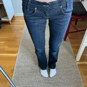 Jag säljer dessa sjukt snygga lowwaist lee jeans som är straight/bootcut. Midjemått är ca 35,5 cm. Det är bra skick!💗💗💗