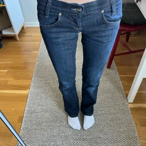 Sjukt snygga lowwaist lee jeans - Jag säljer dessa sjukt snygga lowwaist lee jeans som är straight/bootcut. Midjemått är ca 35,5 cm. Det är bra skick!💗💗💗