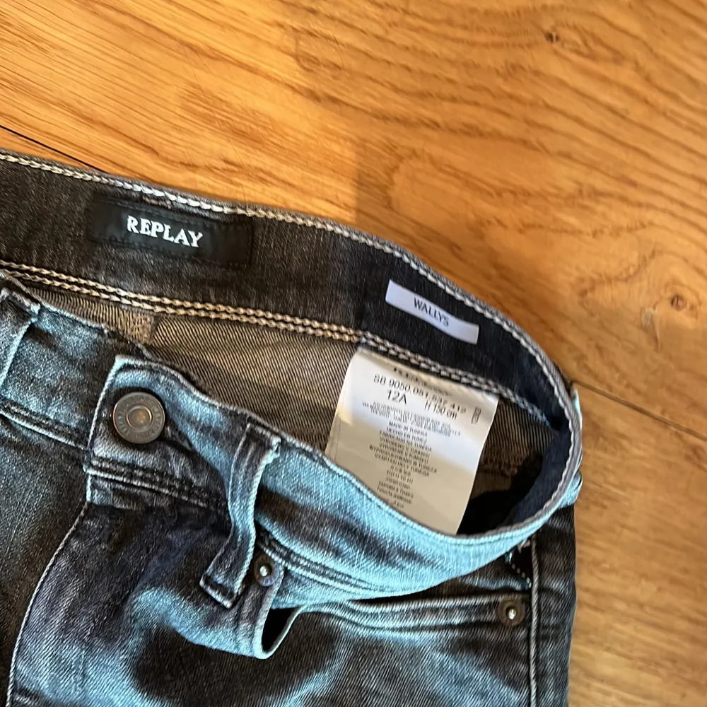 Snygga jeans i svart färg från replay model wally storlek 150 Pris kan diskuteras . Jeans & Byxor.