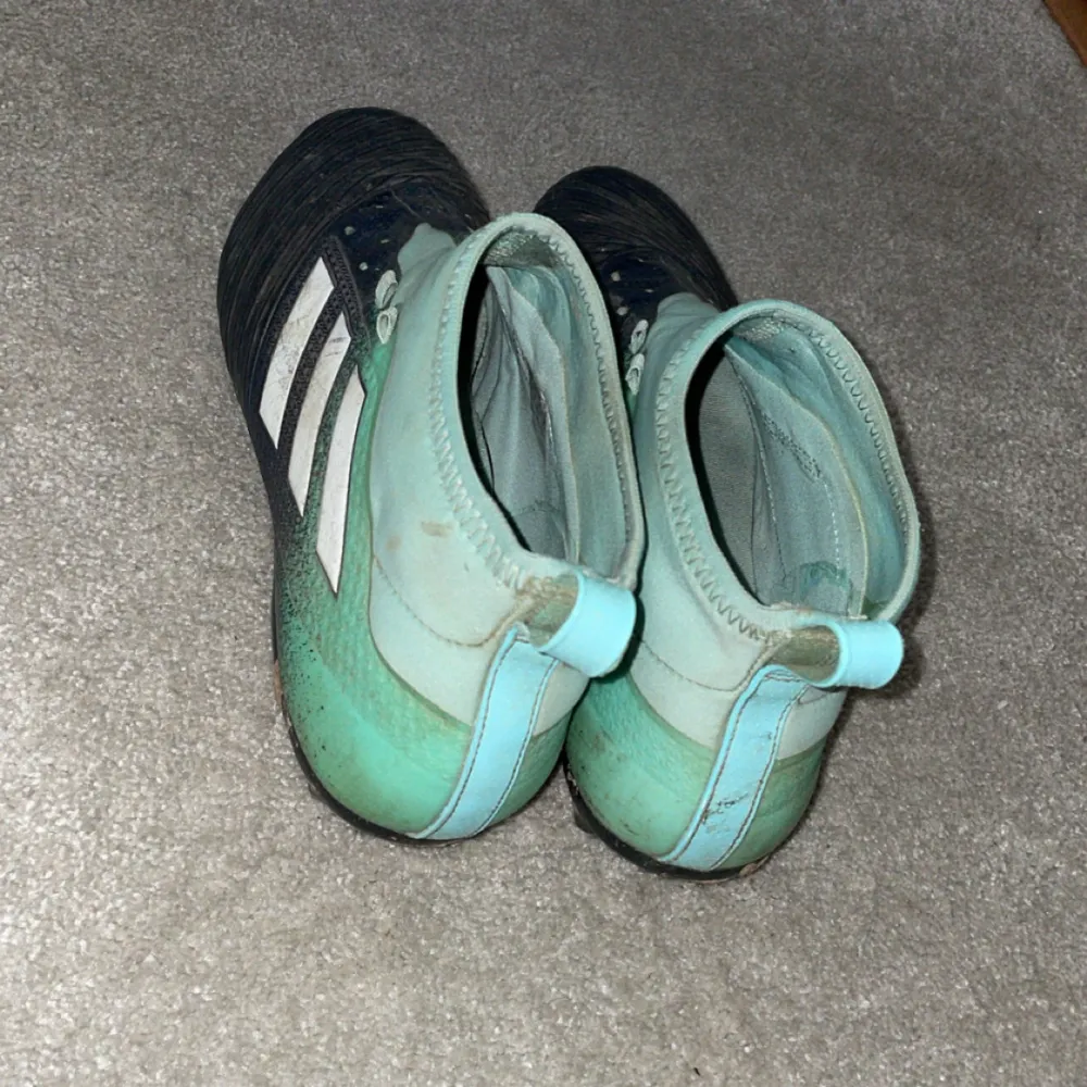 Adidas fotbollsskor i storlek 44/45… Bra skick 8/10 använda under en seasong🤩. Skor.