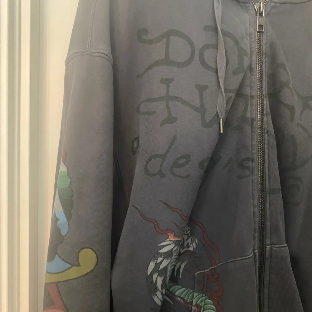 Jättesnygg helt ny ed Hardy hoodie, knappt använd utmärkt skick💯köptes för 1200!. Hoodies.