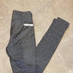 Grå leggings från Fashionablefit - Säljer ett par grå träningstights från Fashionablefit. I fint skick!❤️