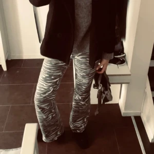 Mönstrade jeans - Superfina bootcut jeans med zebramönster. Använda cirka 3 gånger, nypris 1200. 💘