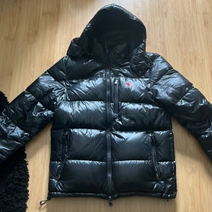 Ralph lauren jacka  - Tjena, säljer nu denna Ralph lauren jackan då den inte kommer till användning.  Nypris: 5500, mitt pris 3500🙌