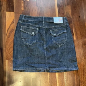 Jeanskjol  - Jeanskjol köpt secondhand men  säljer då den är för stor på mig Grå/blå färg och lite stretch Coola fickor😎