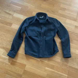 !Solid overshirt/jacka - Väldigt snygg overshirt/jacka från märket !Solid. Säljer för att den inte kommer till användning. Nypris 700 säljes för 400