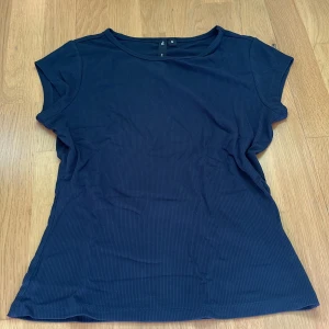 Mörkblå kortärmad topp - Helt ny aldrig använd. Har tyvärr inte prislapp. Står S men passar egentligen som XS. 
