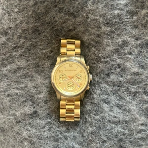 Michael Kors klocka - Fint skick dock några små defekter/repor, men inget jättemärkbart. nypriset var ca 3000🤎 Behövs byta batteri! Självklart äkta, skickar fler bilder vid intresse!
