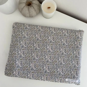 Datorfodral  - Handsytt datorfodral i blommigt mönster med plats för både dator och två kollegieblock etc. Perfekt för skolan eller jobbet!! Storlek 37x28 💗