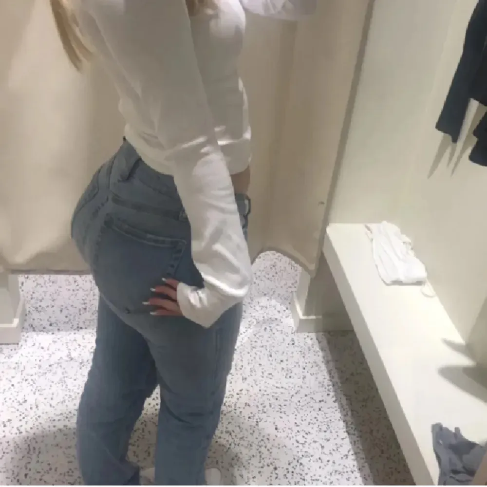 Säljer mina jättefina lågmidjade jeans från fashionnova i storlek 1(xs). Modell: ”v nice to meet you”. Jag är 160 och dem är förlånga för mig, har dem uppvikta på bilderna. Jättefint skick. Skriv om ni har frågor💓. Jeans & Byxor.