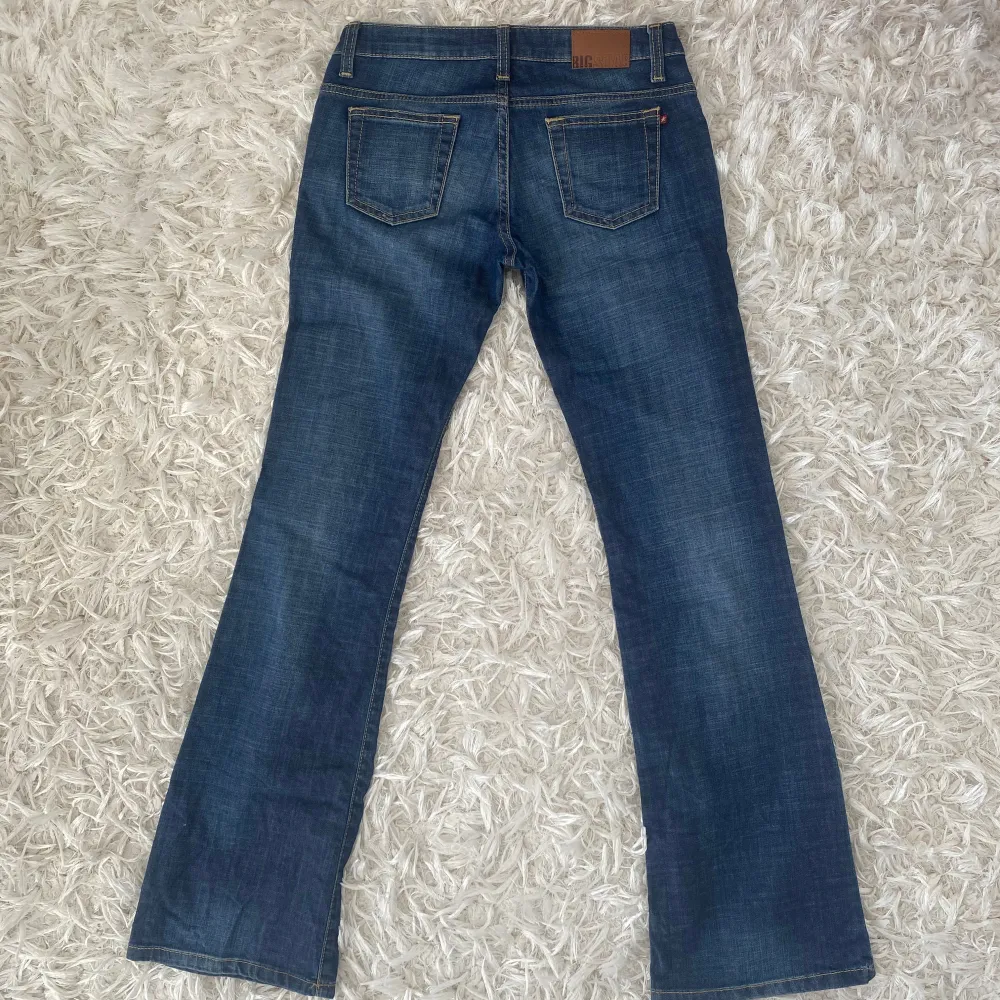 De perfekta jeansen! Lågmidjade och bootcut, sitter så fint på. Så sjukt snygga men tyvärr lite för korta på mig som är 180. Knappt annvända så väldigt bra skick. Storlek 26/32💕 Midjemått: 38,5cm Innerbenslängd: 82cm. Jeans & Byxor.