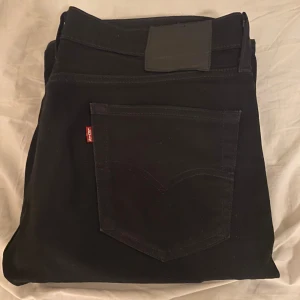 Levi’s jeans straight  - Svarta levis jeans i bra skick W33 L 34.