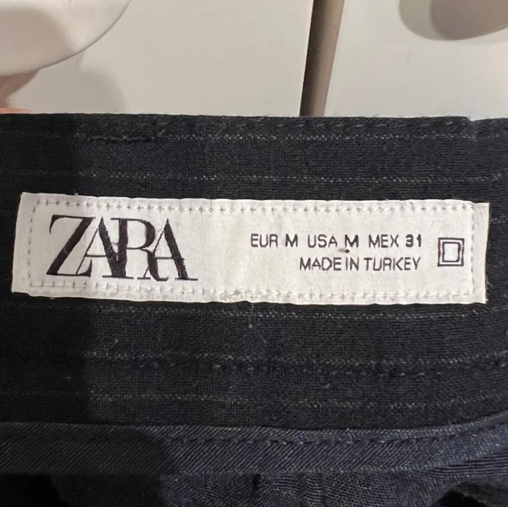 Stretchiga, marinblåa kostymbyxor från Zara. Fint skick. Storlek M.. Jeans & Byxor.