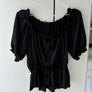 Svart blus - Superfin svart blus som går att ha både offshoulder och som vanligt. Köpt på Gina Tricot. Säljer pågrund av att den inte kommit till användning. Använd fåtal gånger så den är i nyskick. 💞
