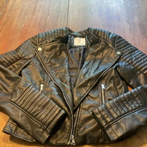 Skinnjacka för barn från hm i storlek 170 - En skinnjacka för barn från hm som är använd ett antal gånger men är i gått skick ,storlek 170