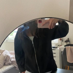 Hoodie med Zip  - Använd en gång så i mycket fint skick!