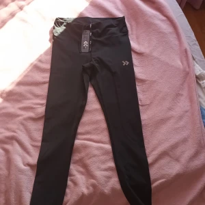 Träningstights - Svarta tränings tights från lager 157 i strl M. Helt nya med prislapp säljes då jag har andra byxor jag använder mer.
