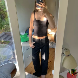 Jeans  - Jättesnygga jeans från monki som tyvärr har blivit för små. Är i jättefint skick