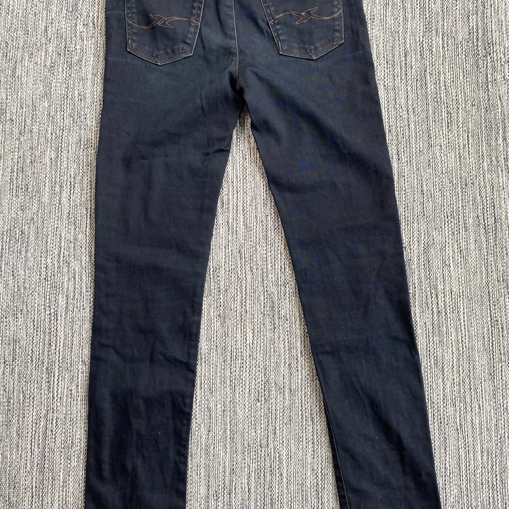 Mörkblåa jeans i strl 26 från Trussardi Jeans.  Använda, finns några noppor på ena låret i övrigt i bra begagnat skick.  Mått Midjan: ca 38 Längd från grenen och ner: ca 77 cm  Bomull och elastan  Kommer från ett djur och rökfritt hem.. Jeans & Byxor.