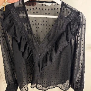 Svart blus  - Svart blus från Only i storlek M, men passar en person som har S! 