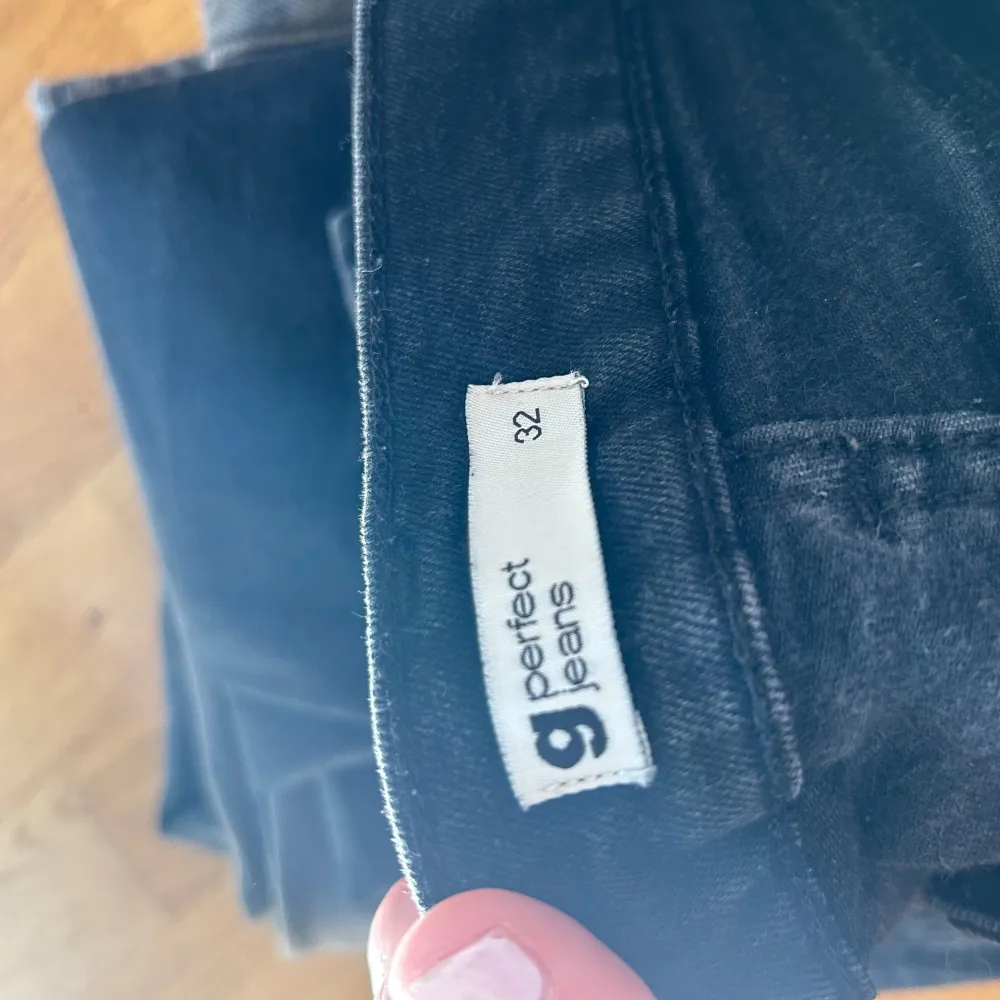 säljer dessa low waist bootcut jeans från gina tricot. Säljer då de har blivit för små för mig 🥰. Jeans & Byxor.