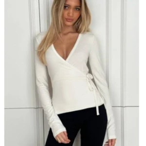 Nelly topp - Aldrig använd endast testad!🥰ordinarie pris-299kr