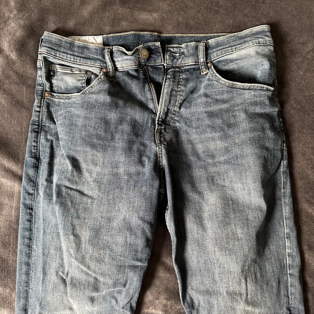 Sköna slimfit jeans i storlek 36/32. Snygg färg och nice passform om man gillar lite mer baggy. Kom privat vid funderingar. . Jeans & Byxor.