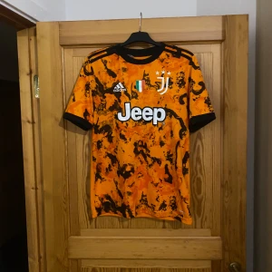 Fotbolls tröja juevtus/äkta - Jätte bra skick storlek s Ronadlo på baksidan  passar XS med 