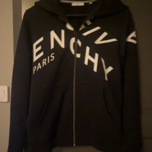 Givency kofta  - Riktig bra skick  Säljer för den har blivit för liten på mig  Använt ett fåtal gånger 