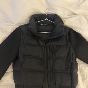 Kort jacka - Kort dunjacka med resår så man kan spänna åt i midjan