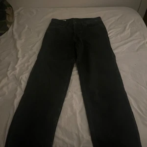Zara jeans straight fit - Zara jeans svarta, det är storlek EU 40 jag är 16 år 179cm och väger typ 60 och dom sitter ganska baggy på.