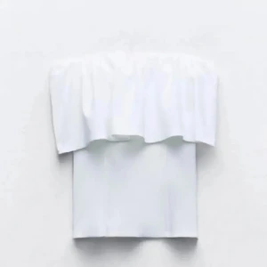 Zara topp - Säljer den här toppen från Zara. Endast använd ett fåtal gånger och är i perfekt skick. Skriv för fler bilder!