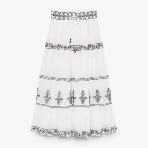 Zara långkjol - säljer denna långkjol från zara som ej säljs längre. strlk M men passar mig som är en xs, skriv för mer frågor 🫶🏼