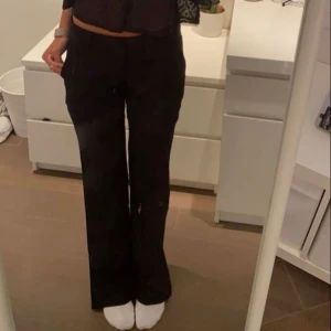 Svarta kostymbyxor - Snygga svarta kostymbyxor från BikBok som passar perfekt för både vardag och fest. Använda en gång. Nypris 499kr. 36 men passar 34 också. Öppen för pris förslag