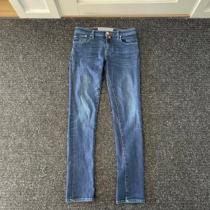 schyssta jacob cohéns  - Säljer ett par jacob cohens i mörk blå färg med grön orangea detaljer (dom sitter som slim). ny pris  4500 mitt pris 1500  PRISET GÅR ATT DISKUTERA!!!  