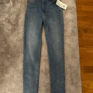Levi’s jeans - MILE HIGH SUPER SKINNY JEANS. Helt oanvända levi’s jeans i storlek 26 x 30 vilket motsvarar 36/S. Dessa sitter som en smäck. Säljer då jag köpte två par. Nypris: 1149kr Pris går att diskutera vid snabbaffär.