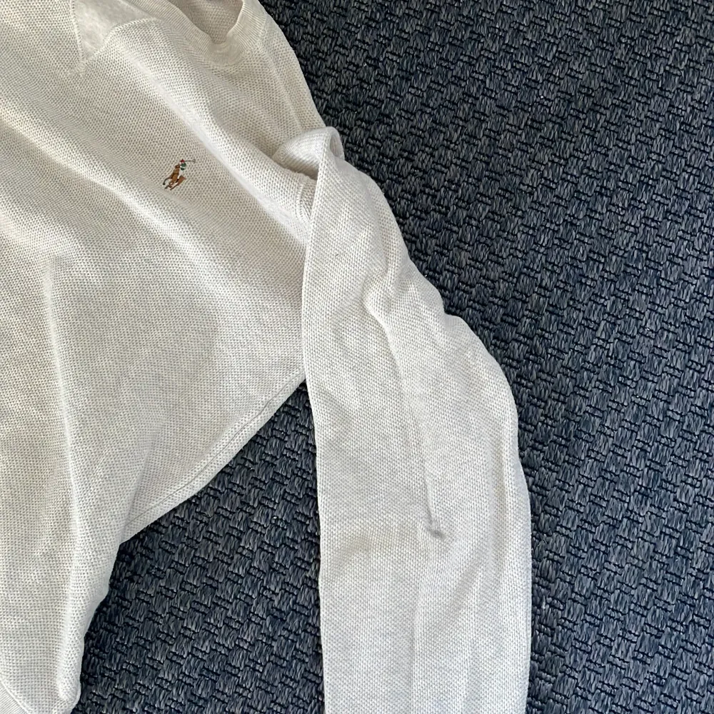 Säljer nu denna riktigt feta Crewneck från Ralph Lauren🌟 Tröjan är i bra skick utom några få fläckar som säkert går att få bort i tvätten🤩 Nypris är ca 2300 kr. Skriv vid funderingar !💯. Tröjor & Koftor.