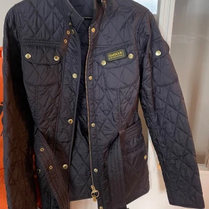 Barbour jacka  - Quiltad marinblå Barbour jacka, passar perfekt till hösten! Bra skick storlek 36