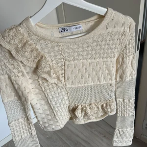 Blus - Jättefin blus från Zara, olika mönster på. Använt den lite så den är i bra skick Skriv mer om bilder🤍
