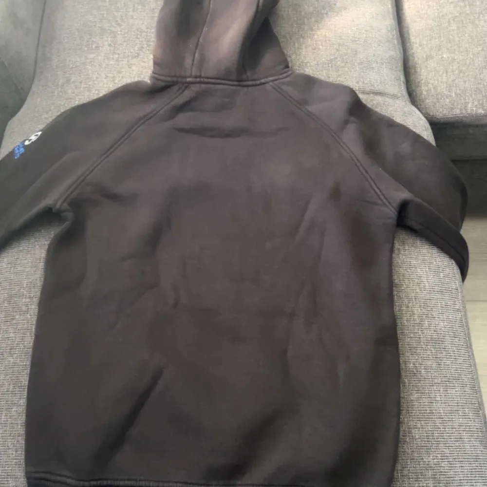 Säljer denna North Face Hoodie i ett got skick! Storlek M kan passa S med. Nypris ligger på 999kr mitt pris endast 149kr hör av dig vid minsta lilla fundering!! . Hoodies.