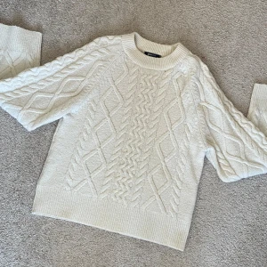 Stickad kofta  - En jättemysig stickad kofta från Gina!  Använt ett par fåtal gånger så den är i gott skick. Storlek s men passar xs också, skriv för fler frågor! 