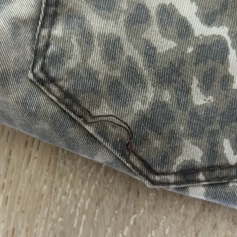 Trendiga jeans med leopardmönster. Dessa är ifrån lindex i storlek 34/xs. Sitter perfekt på mig som är 160 lång. Bra skick men sömnen har gått upp lite på bakfickorna men går lätt att du igen. Hör av er vid intresse, pris kan diskuteras. ❣️❣️. Jeans & Byxor.