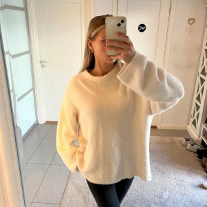 Mysig stickad tröja - Jätte mysig stickad tröja. Är så mjuk och skön. I jättebra skick, inga defekter. Gjord i 63% ull och 37% polyamid. Färgen är en slags ljus rosa/beige färg. Kostade 900kr i nypris. Jag är 171cm och bär vanligtvis storlek xs/s. Säljer likadan i grå. 