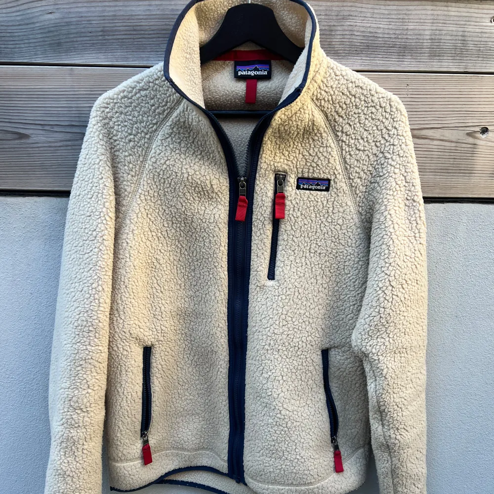 Fin beige Patagonia fleece. Storlek M-S. Passar någon runt 180cm. Knappt använd och i mycket fint skick.. Jackor.